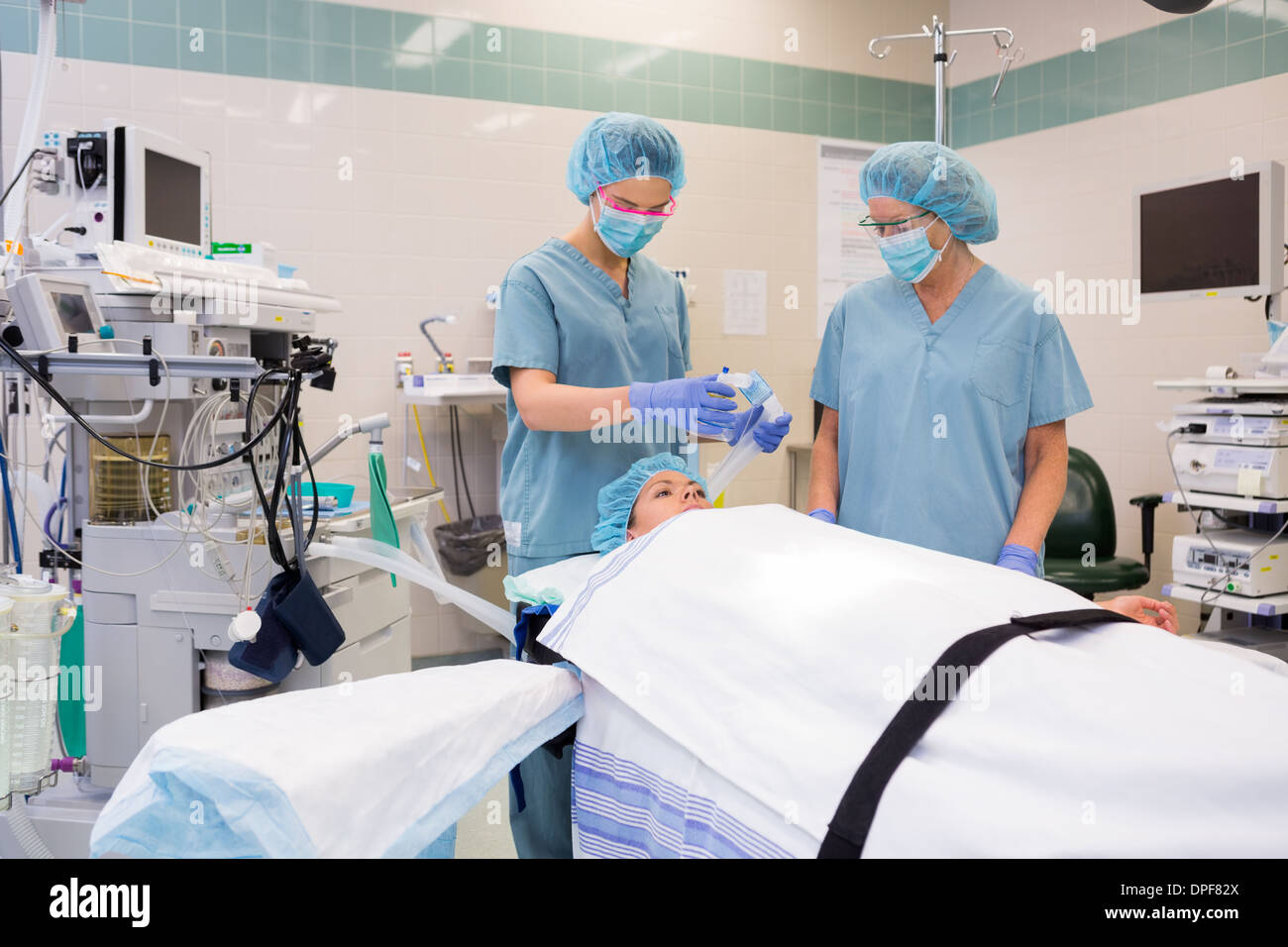 Réglage de l'infirmière masque à oxygène sur patient Banque D'Images