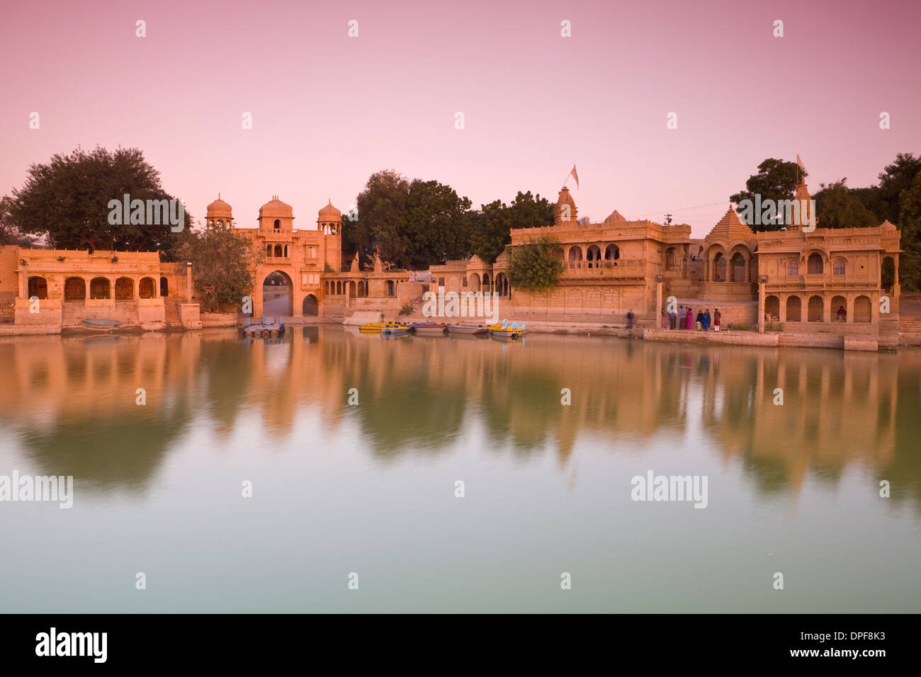 Gadi Sagar allumé au crépuscule, Jaisalmer, l'ouest du Rajasthan, Inde, Asie Banque D'Images