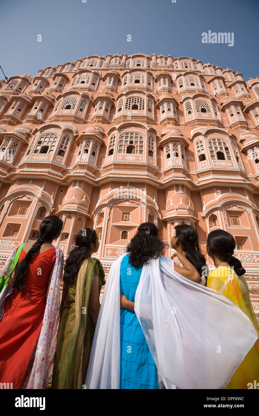 Les femmes en costume traditionnel debout devant le palais des vents (Hawa Mahal), Jaipur, Rajasthan, Inde, Asie Banque D'Images