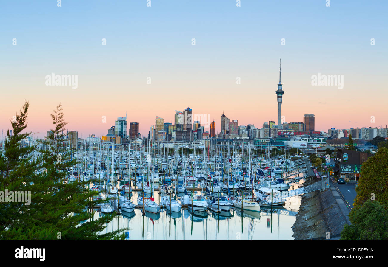 Westhaven Marina et la ville illuminée au coucher du soleil, le port de Waitemata, Auckland, île du Nord, Nouvelle-Zélande, Pacifique Banque D'Images