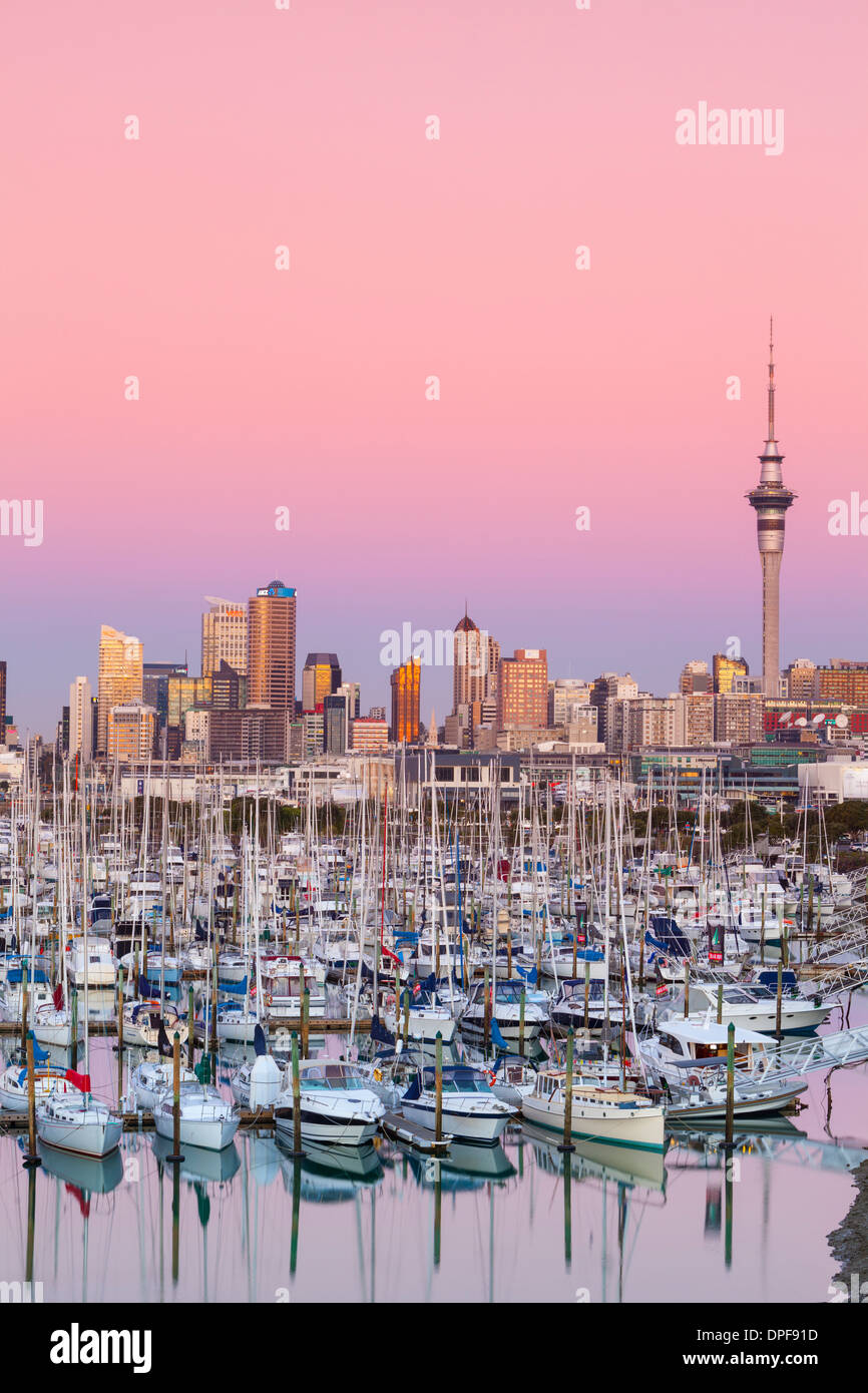 Westhaven Marina & ville illuminée au crépuscule, le port de Waitemata, Auckland, île du Nord, Nouvelle-Zélande, Australie Banque D'Images