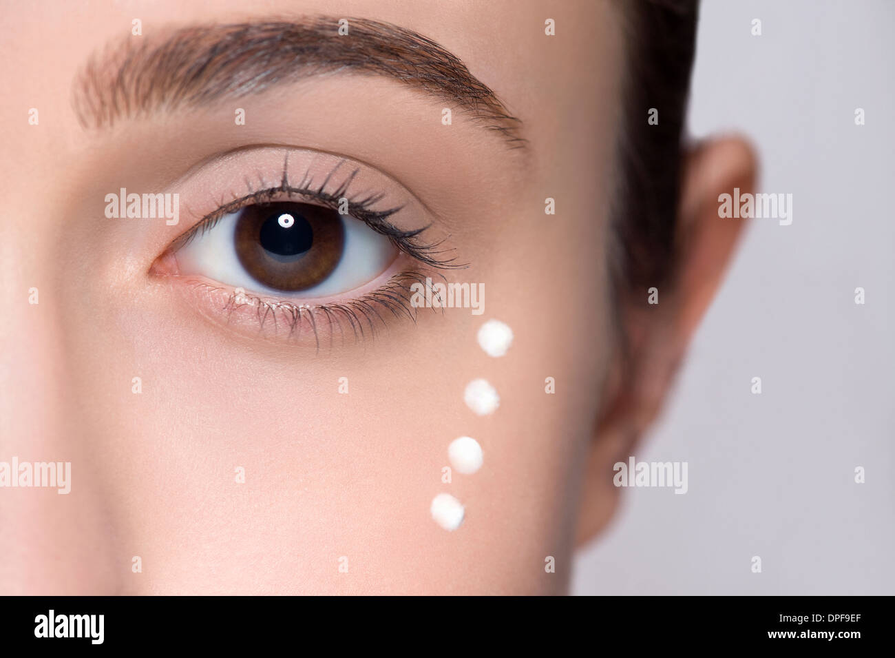 Portrait studio shot of young woman's eye Banque D'Images