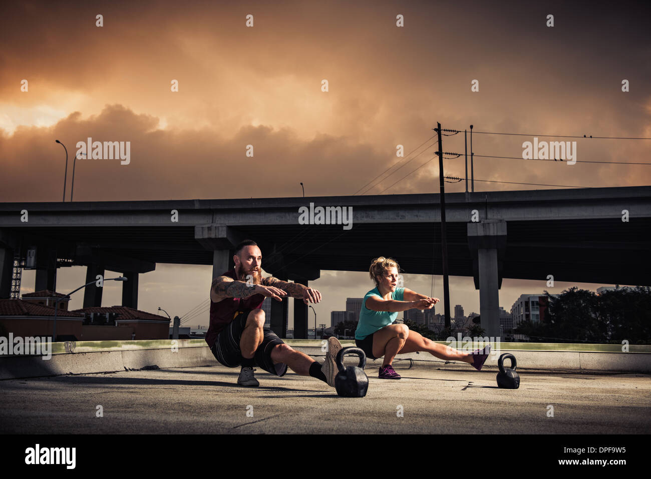 L'homme et de la femme de la formation sur le toit du gymnase Banque D'Images