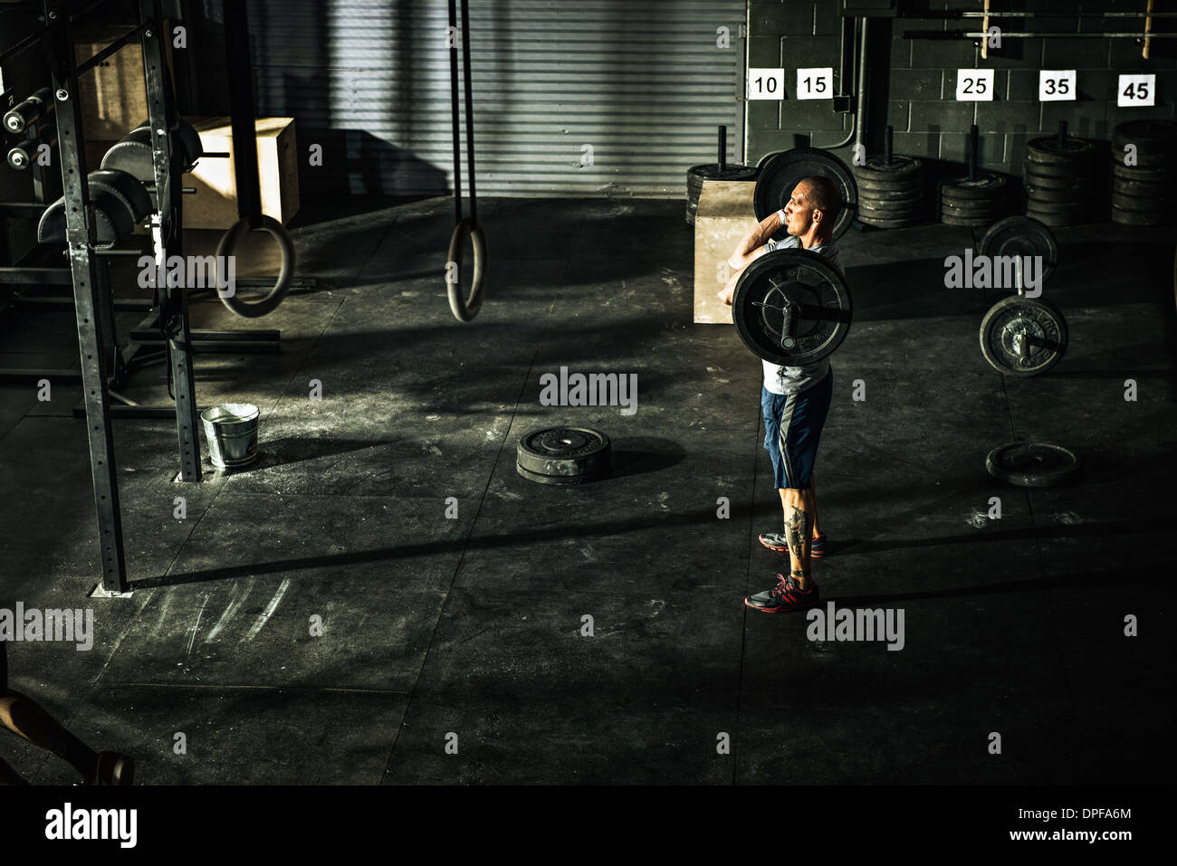 Jeune homme de formation in gymnasium Banque D'Images