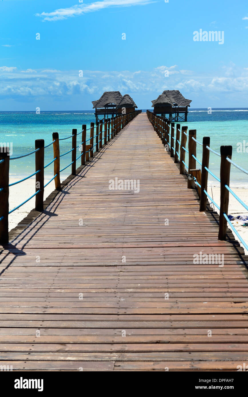Jetée de l'hôtel, plage de Bwejuu, Zanzibar, Tanzanie, océan Indien, Afrique de l'Est, l'Afrique Banque D'Images