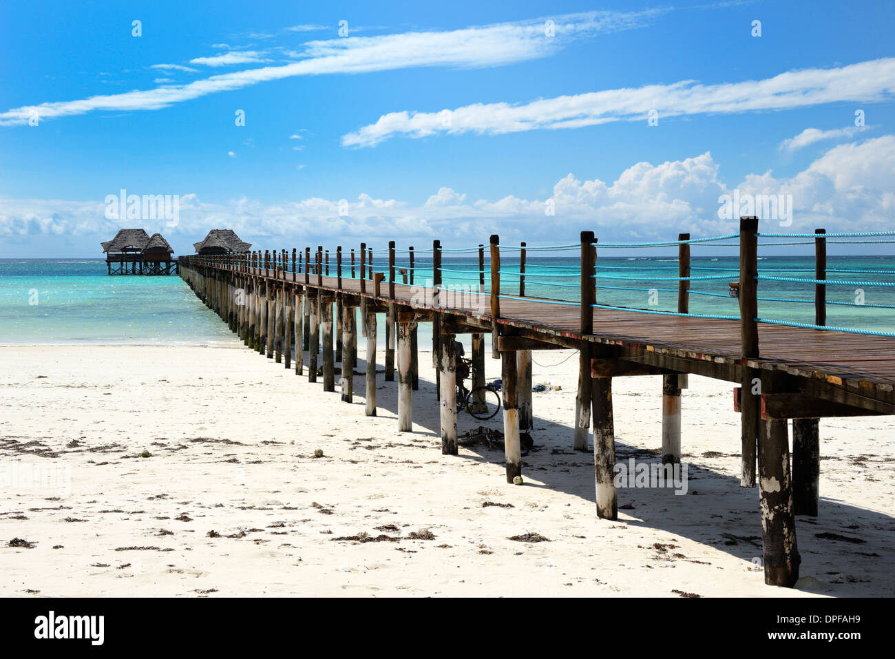 Jetée de l'hôtel, plage de Bwejuu, Zanzibar, Tanzanie, océan Indien, Afrique de l'Est, l'Afrique Banque D'Images