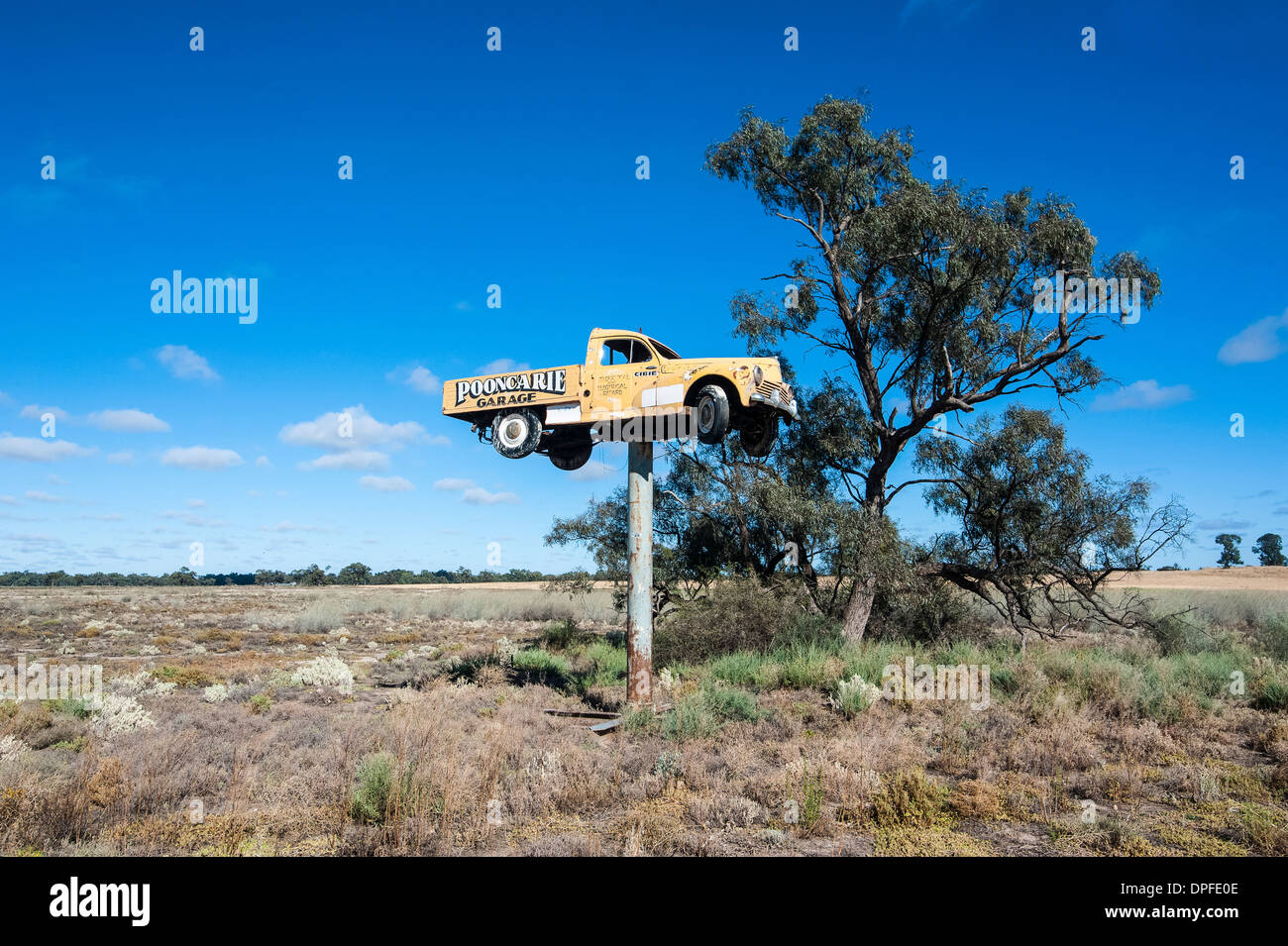 Vieux camion sur un énorme dans le pôle national Mungo Park, qui fait partie de la région des lacs Willandra, Site de l'UNESCO, Victoria, Australie Banque D'Images