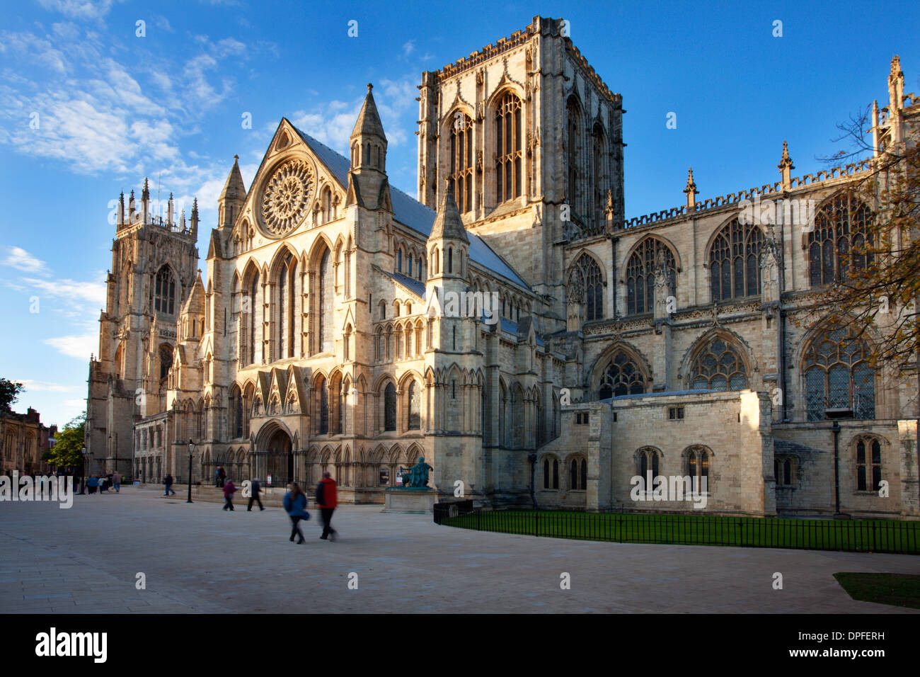 À partir de la cathédrale de York Minster Piazza au coucher du soleil, York, Yorkshire, Angleterre, Royaume-Uni, Europe Banque D'Images