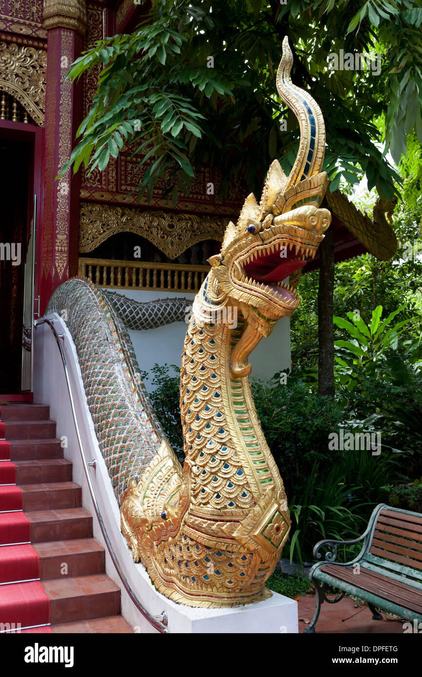 Dragon doré à l'extérieur, temple Wat Phra Kaew Chiang Rai, Thaïlande du Nord, Thaïlande, Asie du Sud, Asie Banque D'Images