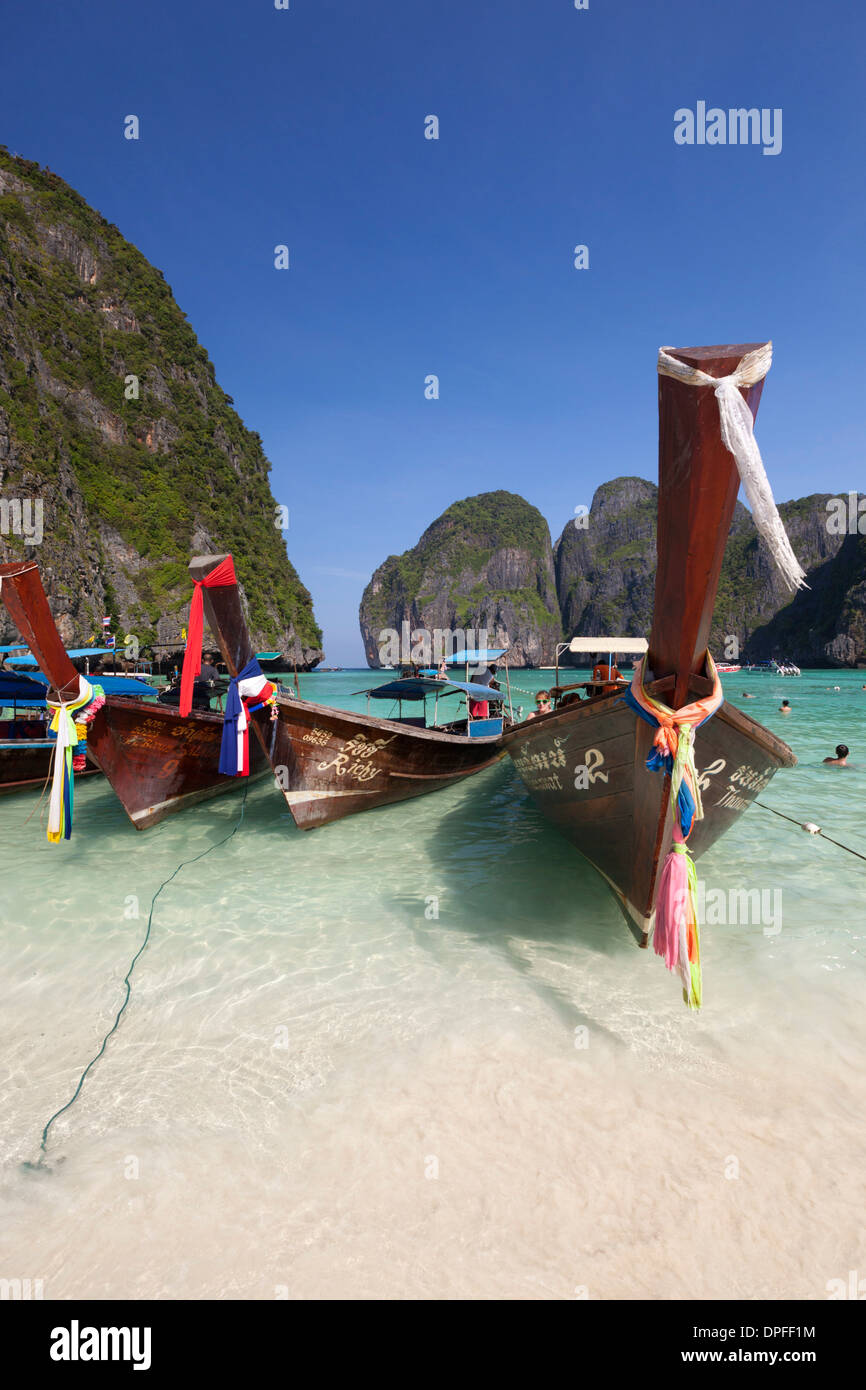 Maya Bay avec des bateaux à longue queue, Phi Phi Lay, province de Krabi, Thaïlande, Asie du Sud, Asie Banque D'Images