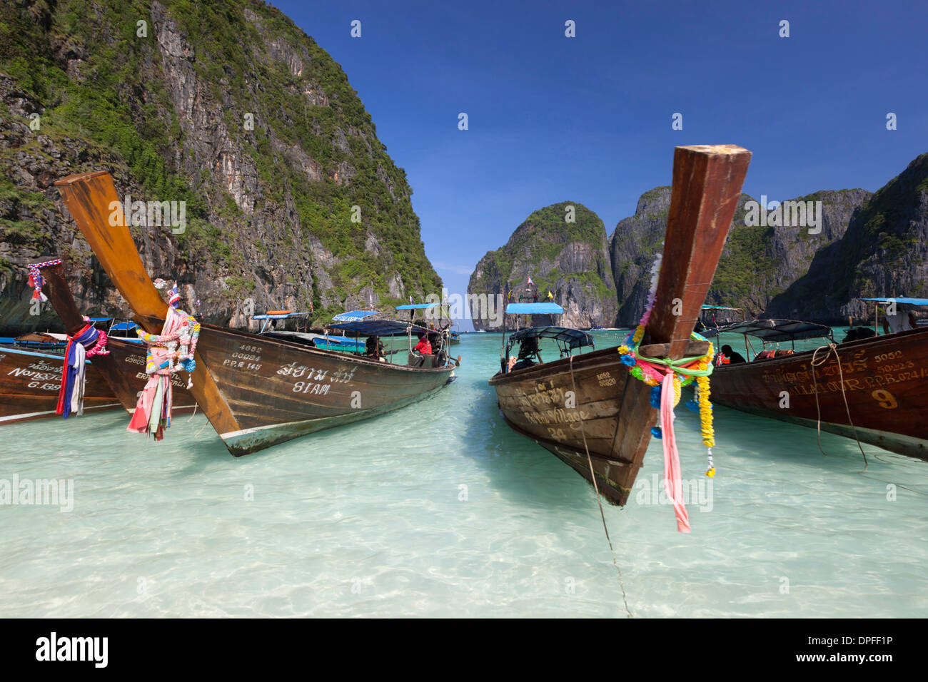 Maya Bay avec des bateaux à longue queue, Phi Phi Lay, province de Krabi, Thaïlande, Asie du Sud, Asie Banque D'Images
