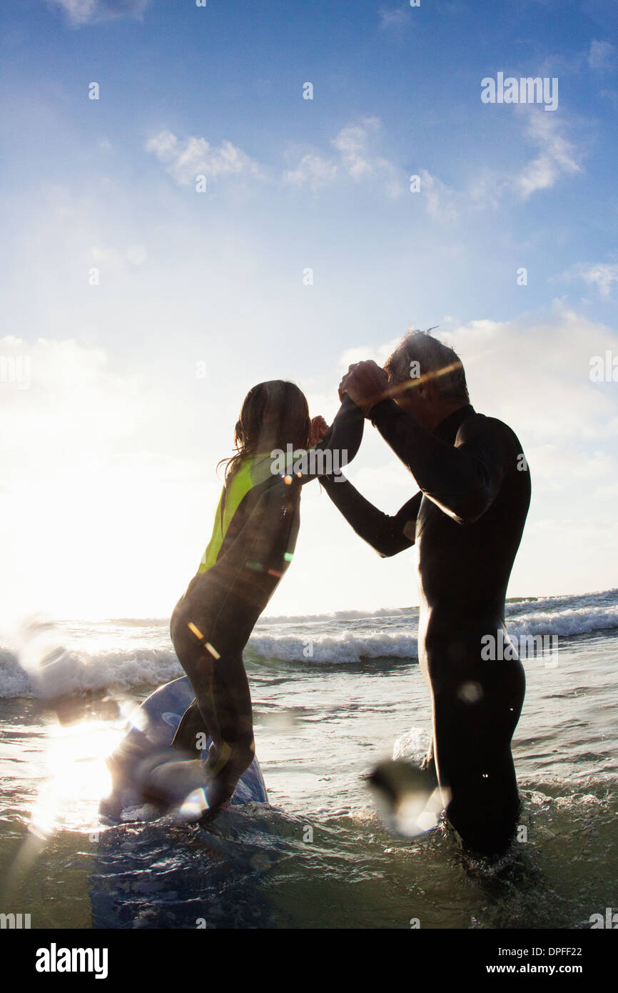 Père et fille jouer dans la mer, à Encinitas, Californie, USA Banque D'Images