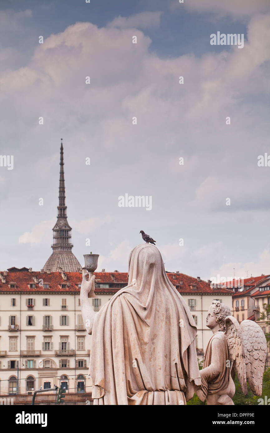 Des statues en face de Gran Madre di Dio regarder au-dessus de Mole Antonelliana, Turin, Piémont, Italie, Europe Banque D'Images