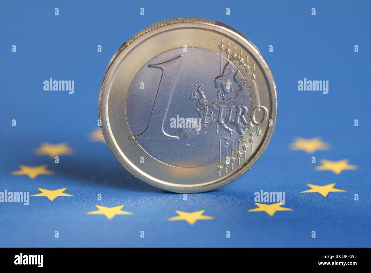 Une pièce en euro sur le drapeau de l'Union européenne Banque D'Images