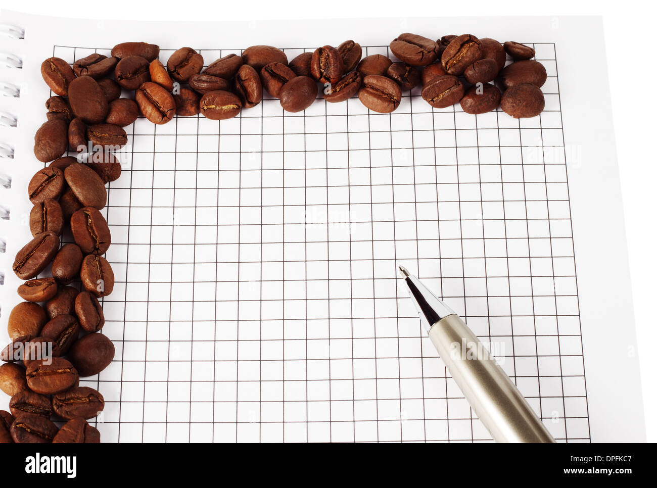 Stylo et bloc-notes avec café en grains isolated on white Banque D'Images