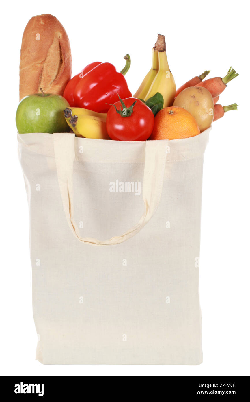 Sac réutilisable avec des provisions y compris un pain, fruits et légumes, isolated on white Banque D'Images