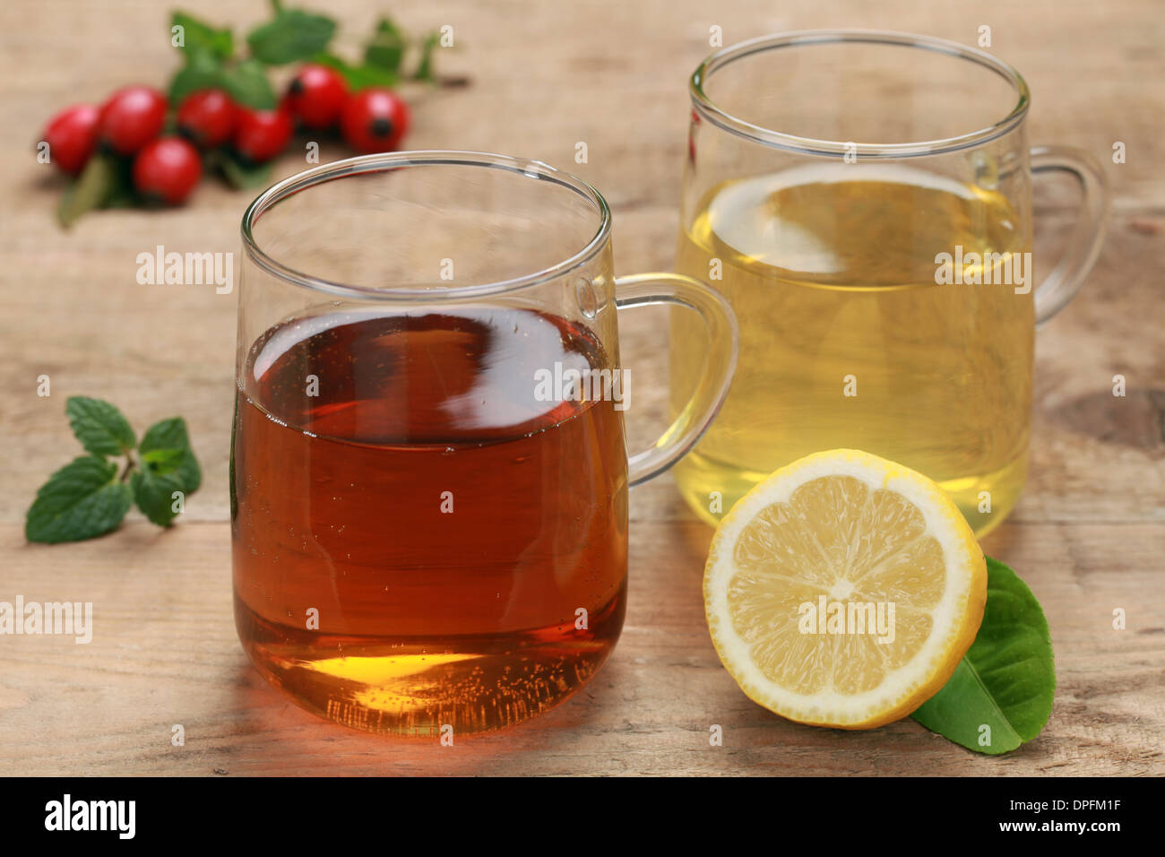 Thé de fines herbes fraîches, dans les verres sur une table en bois Banque D'Images
