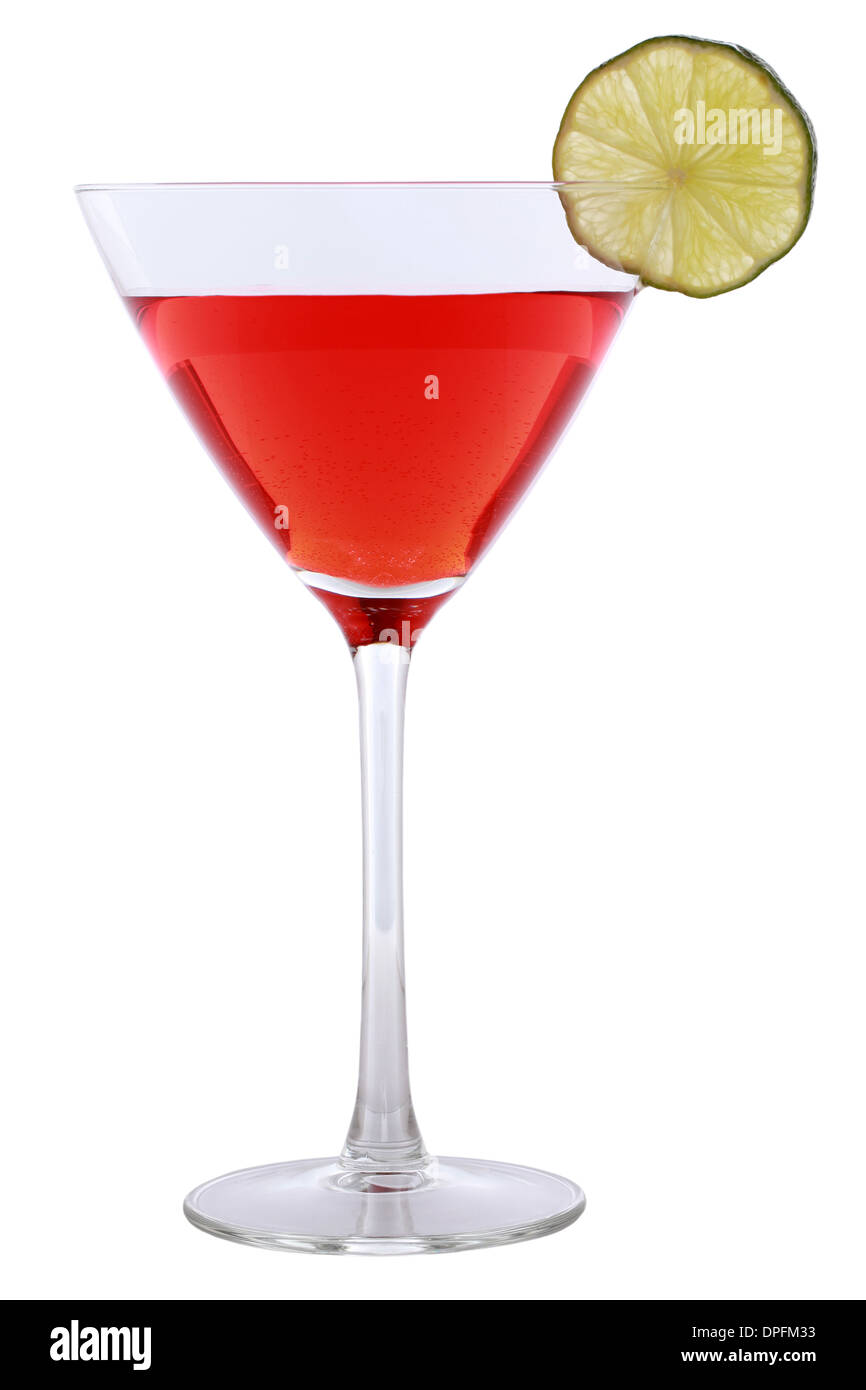 Cocktail Cosmopolitan rouge servi avec une tranche de citron vert, un isolé sur fond blanc Banque D'Images