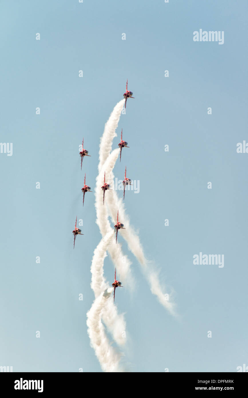 La Royal Air Force britannique, l'équipe de voltige aérienne militaire afficher les flèches rouges en formation et de fumée, à 'On' au 2013 RIAT Banque D'Images