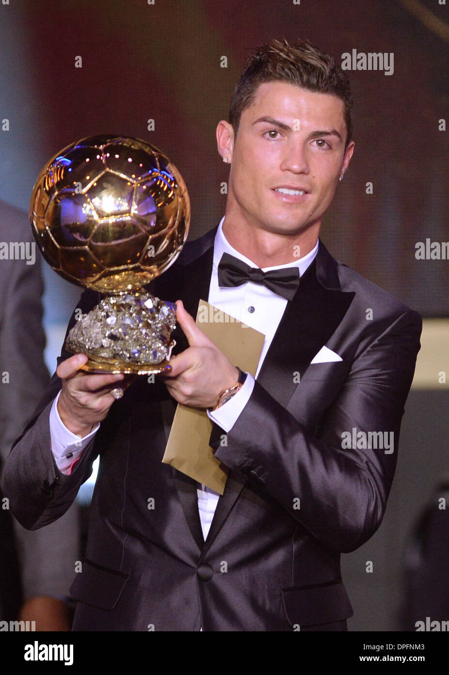 Zurich, Suisse. 13 Jan, 2014. Portugais du Real Madrid Cristiano Ronaldo  avant pose avec le Ballon d'Or, trophée de la Coupe du monde masculine de  l'année, au cours de la FIFA Ballon