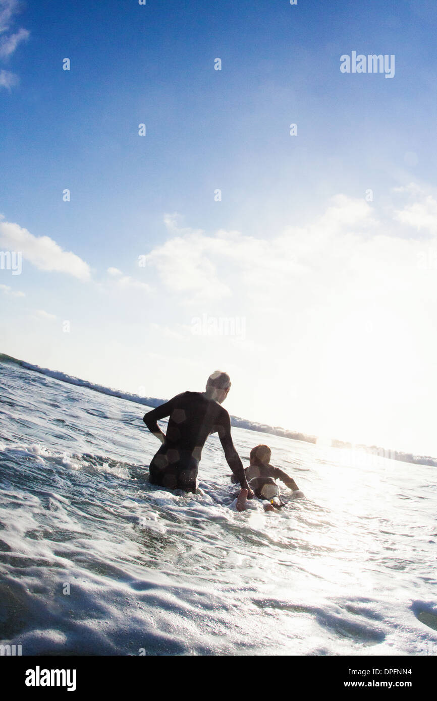 Père et fils de marcher sur la mer, Encinitas, Californie, USA Banque D'Images