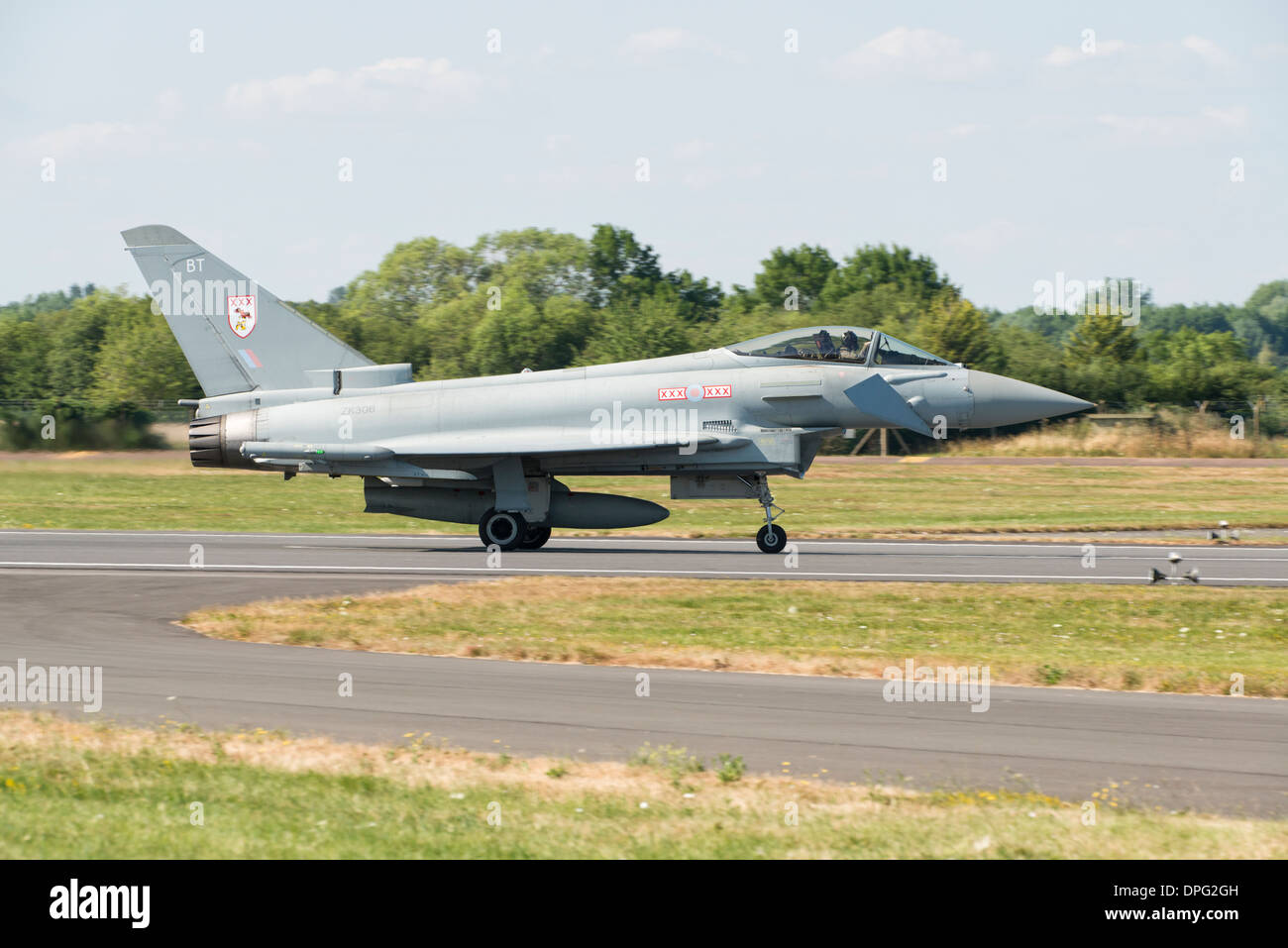 British Royal Air Force Eurofighter Typhoon ZK306 du 29e Escadron Coningsby circule sur la piste à RAF Fairford. Banque D'Images