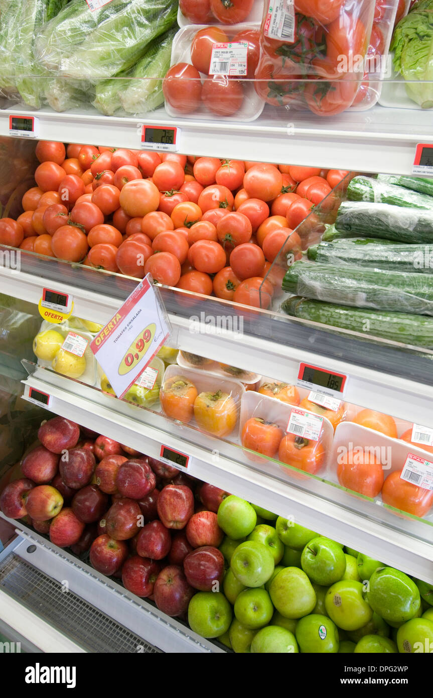 Les fruits et légumes dans l'alimentation fruits légumes Aliments supermarché produire des écrans affichés à l'isle Banque D'Images