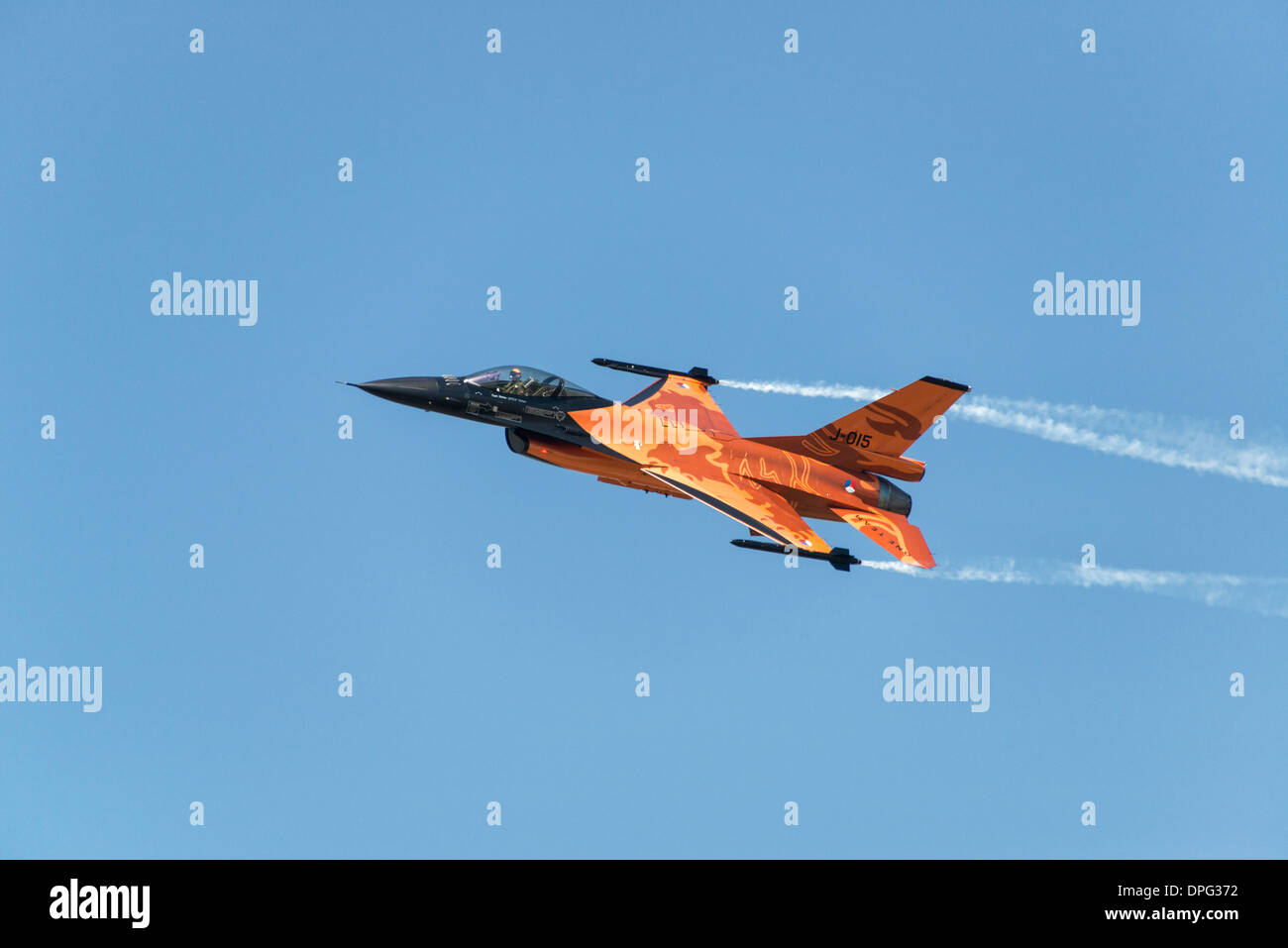 Le Capitaine Stefan 'Stitch' Hutten prend le F-16 néerlandais orange grâce à une impressionnante à l'affichage de voltige 2013 RIAT Banque D'Images