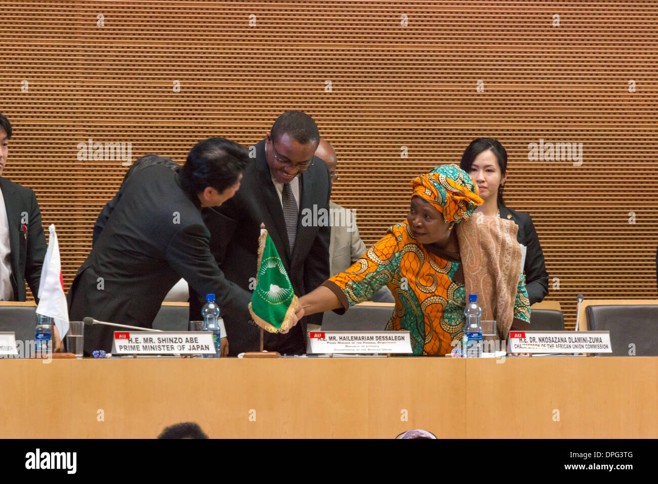 Addis Abeba, Ethiopie. 14 janvier 2014. S.e. M. Shinzo Abe, Premier Ministre du Japon, serre la main avec S.E. le Dr Nkosazana Dlamini-Zuma, Présidente de la Commission de l'Union africaine le 14 janvier 2014, au Siège de l'Union africaine à Addis-Abeba, Ethiopie. Crédit : Dereje Belachew/Alamy Live News Banque D'Images