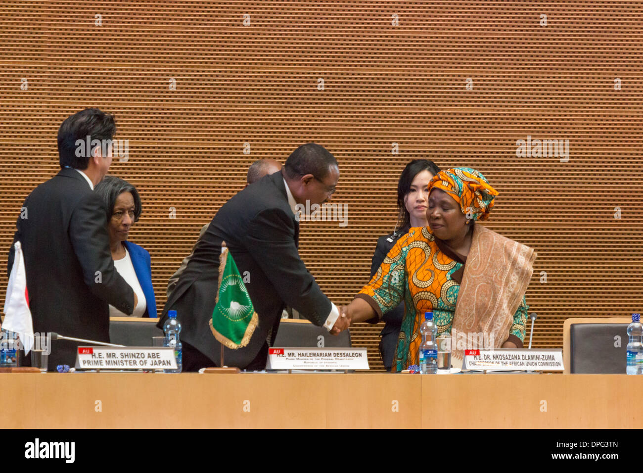 Addis Abeba, Ethiopie. 14 janvier 2014. S.e. M. Hailemariam Dessalegn, Premier Ministre de la République fédérale d'Ethiopie, serre la main avec S.E. le Dr Nkosazana Dlamini-Zuma, Présidente de la Commission de l'Union africaine le 14 janvier 2014, au Siège de l'Union africaine à Addis-Abeba, Ethiopie. Crédit : Dereje Belachew/Alamy Live News Banque D'Images