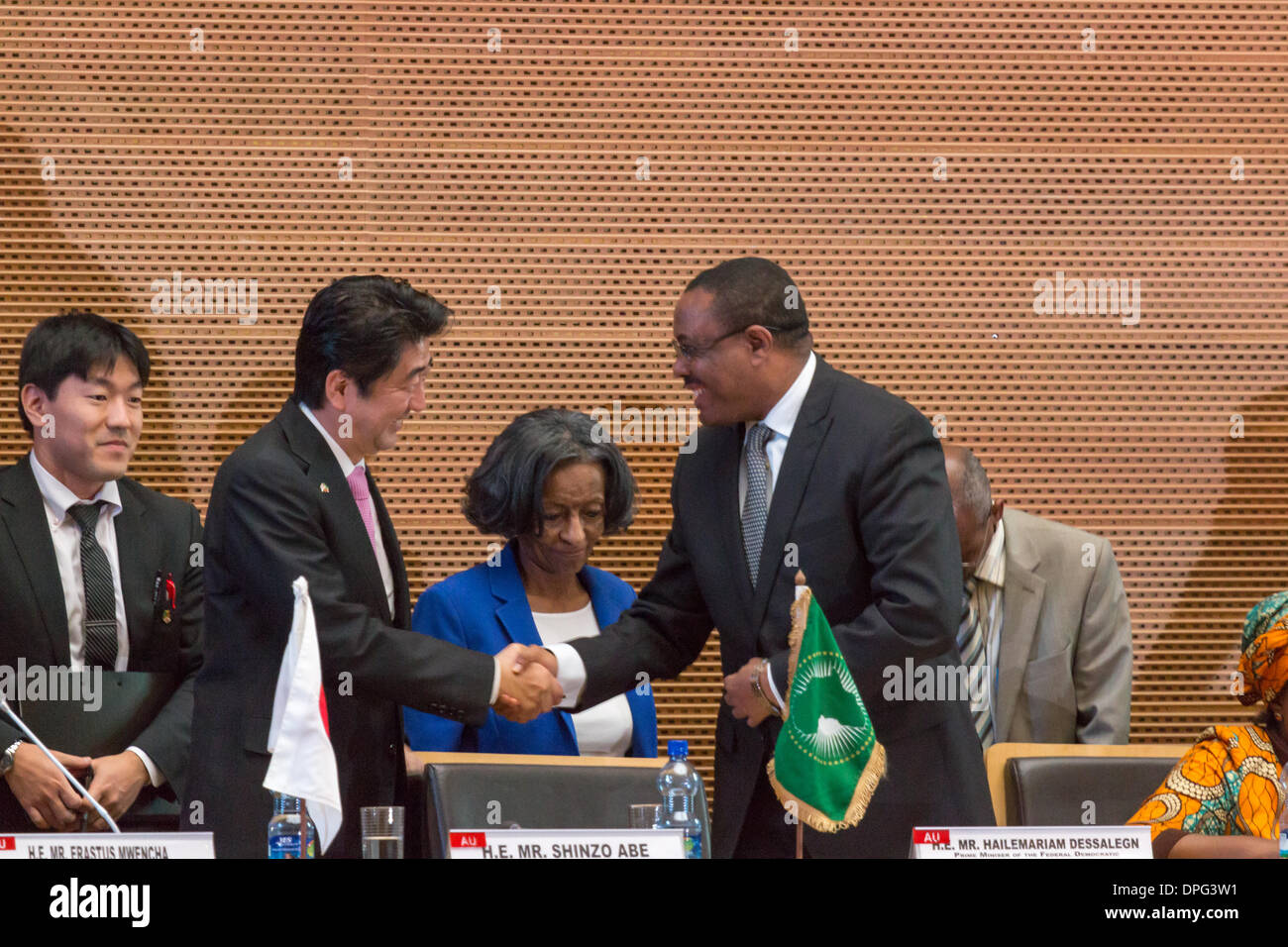 Addis Abeba, Ethiopie. 14 janvier 2014. S.e. M. Hailemariam Dessalegn, Premier Ministre de la République fédérale d'Ethiopie, serre la main avec S.E. M. Shinzo Abe, Premier Ministre du Japon le 14 janvier 2014, au Siège de l'Union africaine à Addis-Abeba, Ethiopie. Crédit : Dereje Belachew/Alamy Live News Banque D'Images