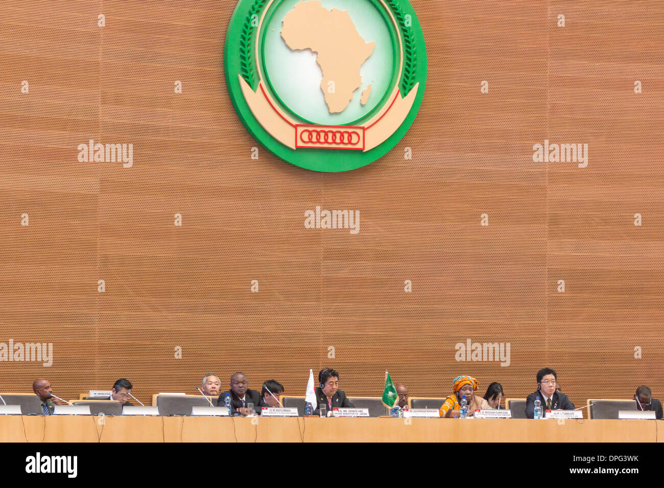 Addis Abeba, Ethiopie. 14 janvier 2014. S.e. M. Shinzo Abe, Premier Ministre du Japon, S.E. le Dr Nkosazana Dlamini-Zuma, Présidente de la Commission de l'Union africaine, et d'invités de marque durant la visite du Premier Ministre le 14 janvier 2014, au Siège de l'Union africaine à Addis-Abeba, Ethiopie. Crédit : Dereje Belachew/Alamy Live News Banque D'Images