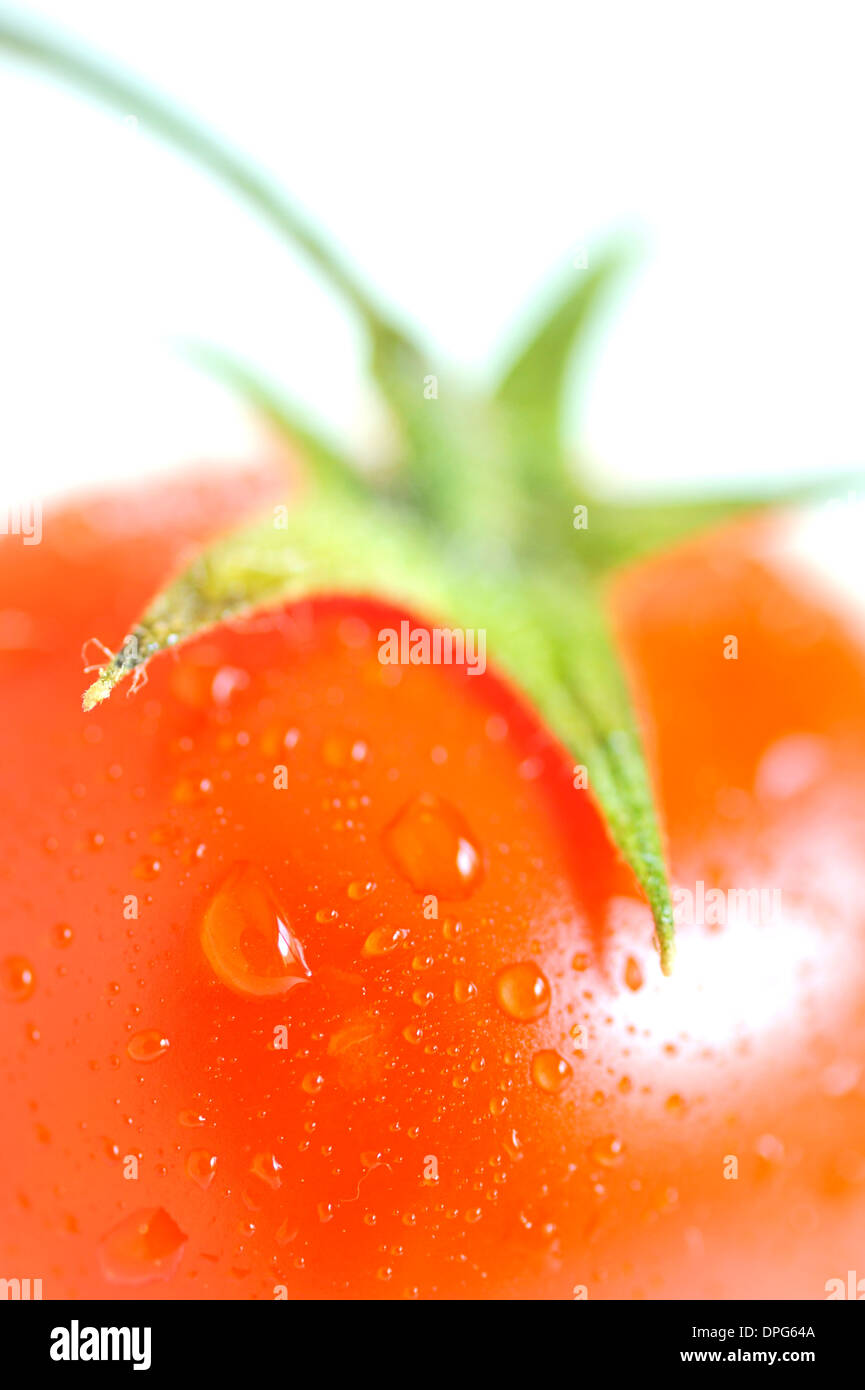 Tomate rouge avec de l'eau gouttes Banque D'Images