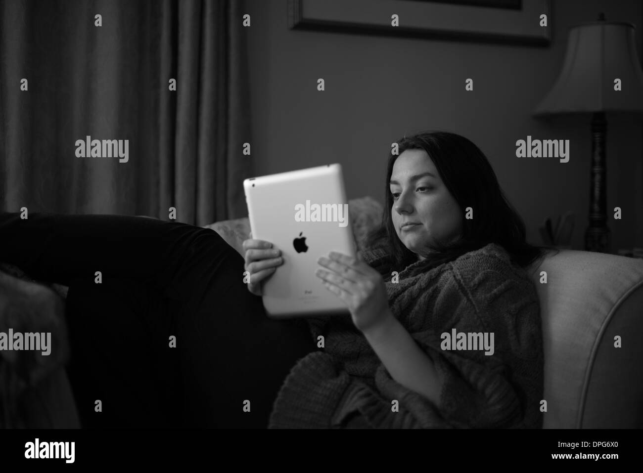 Femme avec un ipad lecture en noir et blanc Banque D'Images