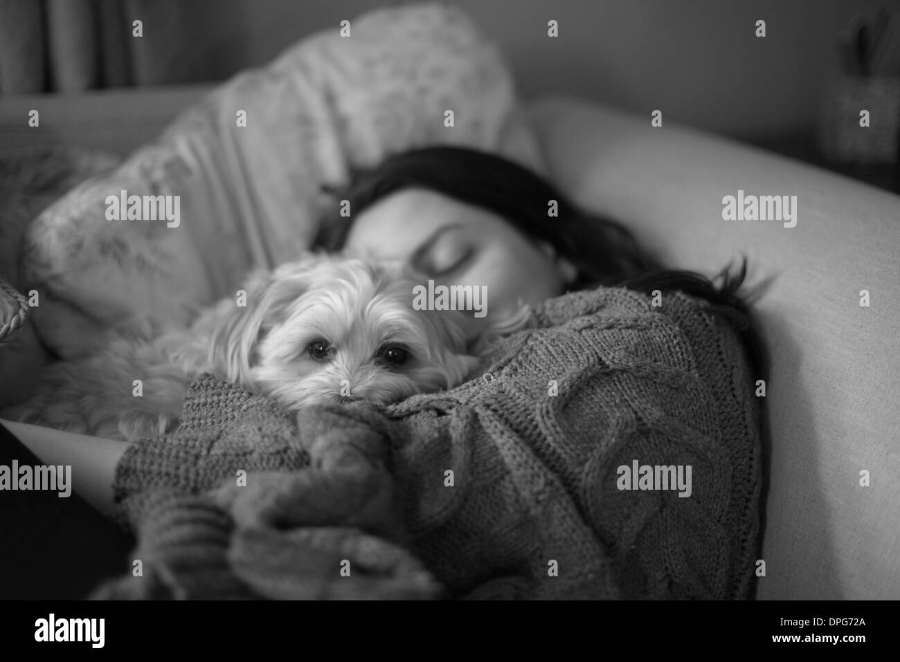 Fille sieste avec petit chien en noir et blanc Banque D'Images