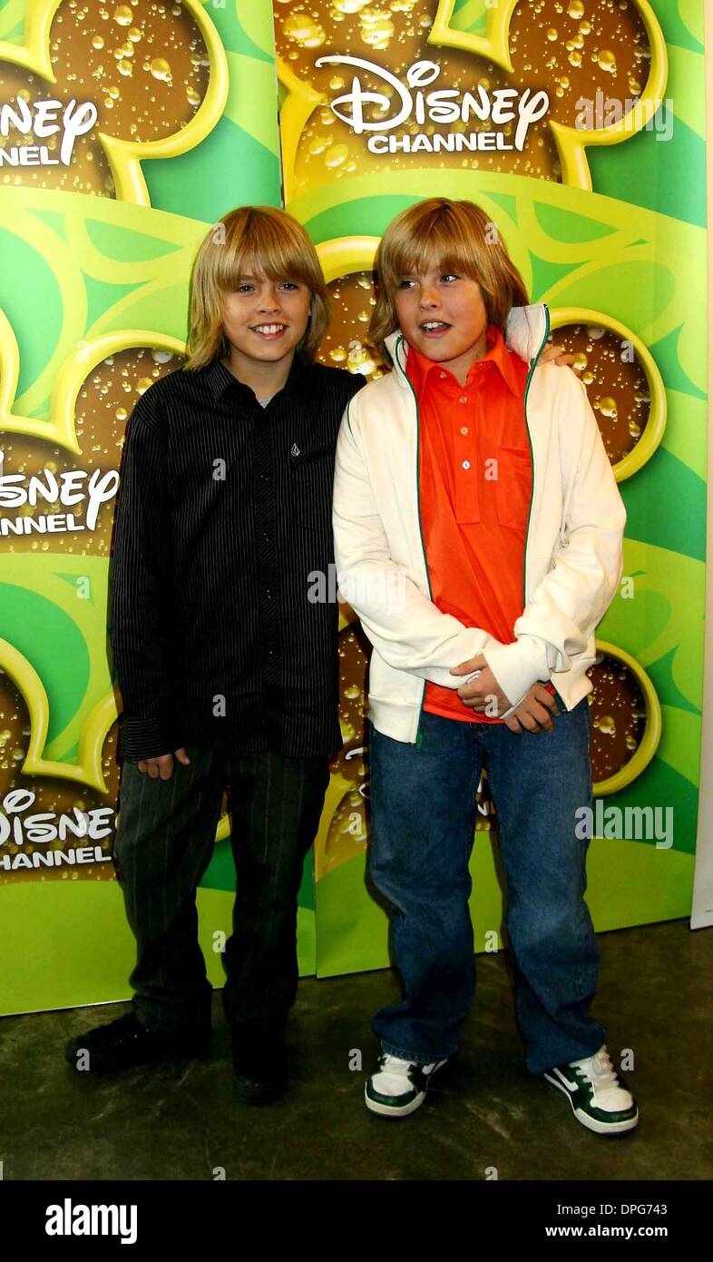 9 février 2006 - New York, New York, États-Unis - K46717.JBU UPFRONT DISNEY, .SPLASHLIGHT STUDIOS, W. 35 ST. NEW ORK New York..2-9-2006. / 2006.DYLAN et Cole Sprouse(Image Crédit : © Judie Burstein/Photos/ZUMAPRESS.com) Globe Banque D'Images