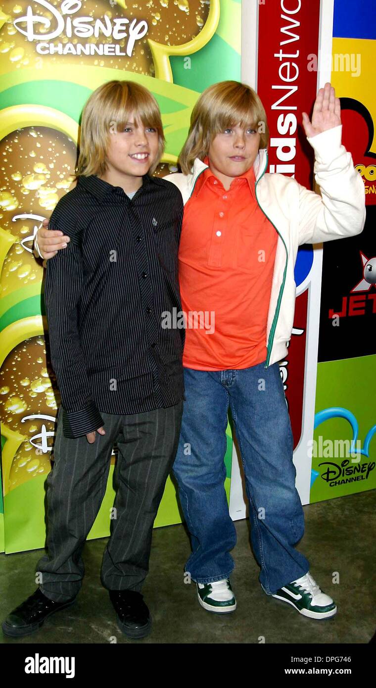 9 février 2006 - New York, New York, États-Unis - K46717.JBU UPFRONT DISNEY, .SPLASHLIGHT STUDIOS, W. 35 ST. NEW ORK New York..2-9-2006. / 2006.DYLAN et Cole Sprouse(Image Crédit : © Judie Burstein/Photos/ZUMAPRESS.com) Globe Banque D'Images