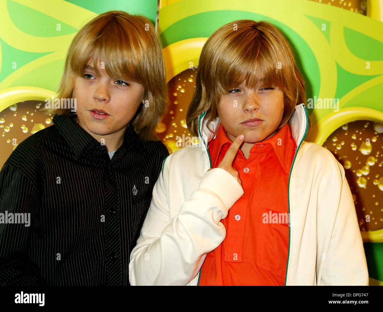 9 février 2006 - New York, New York, États-Unis - K46717.JBU UPFRONT DISNEY, .SPLASHLIGHT STUDIOS, W. 35 ST. NEW ORK New York..2-9-2006. / 2006.Dylan et Cole Sprouse (''Suite Life'(Image Crédit : © Judie Burstein/Photos/ZUMAPRESS.com) Globe Banque D'Images