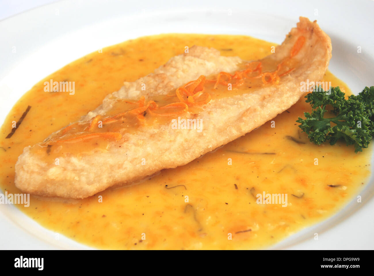 Le poisson frit avec sauce à l'orange Banque D'Images