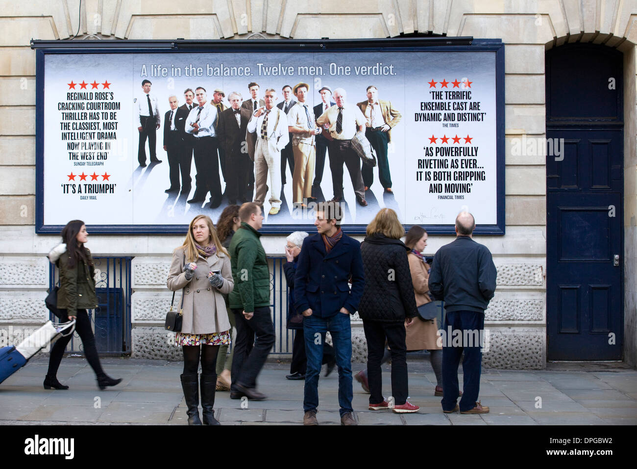 Le public en passant devant l'annonce de 12 hommes en colère London England Banque D'Images