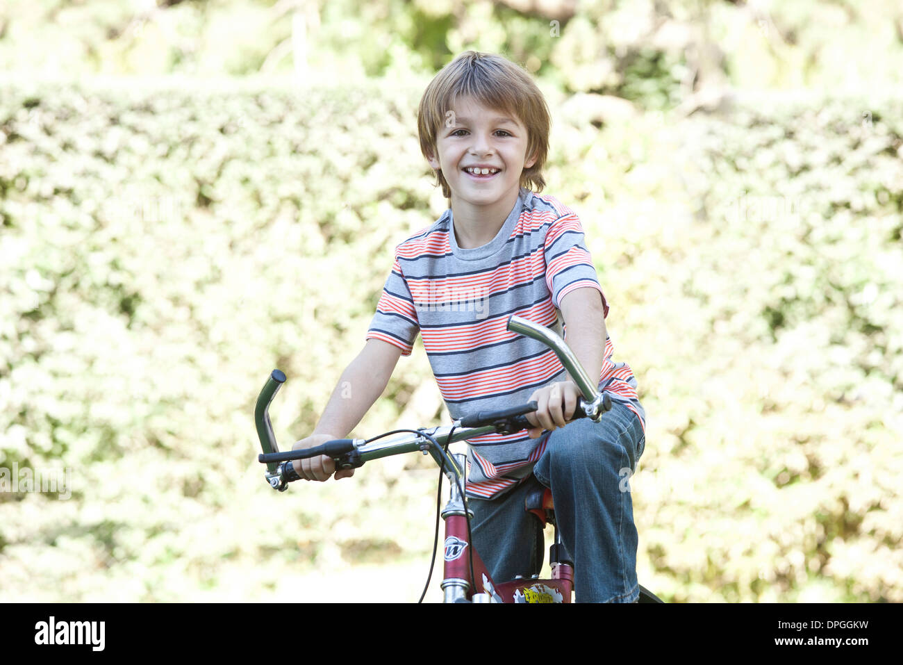 Boy riding bicycle Banque D'Images