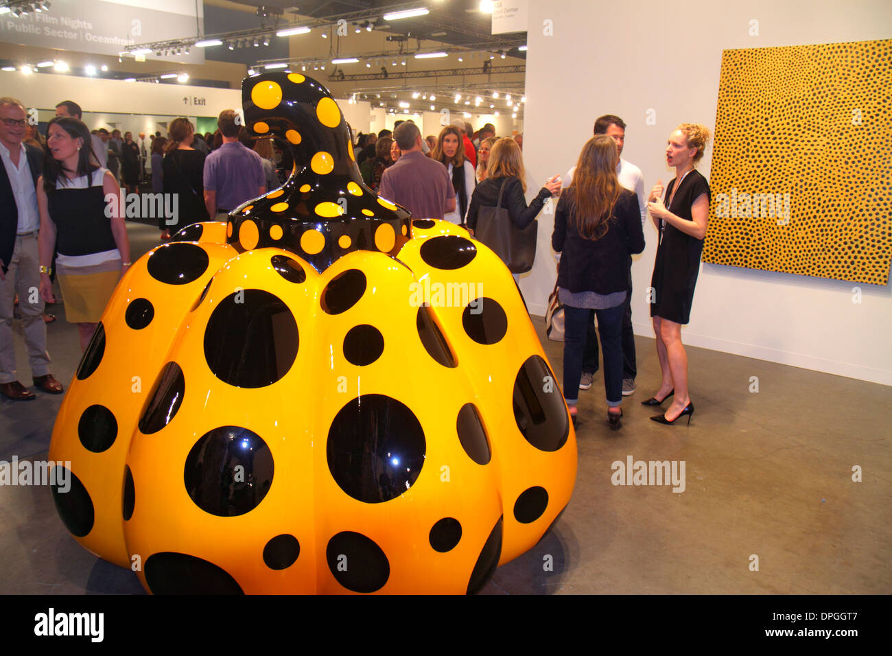 Miami Beach Florida,Centre des congrès,centre,Art Basel,Vernissage & Preview,femmes,parler,discuter,art,vendre,transaction payer p Banque D'Images
