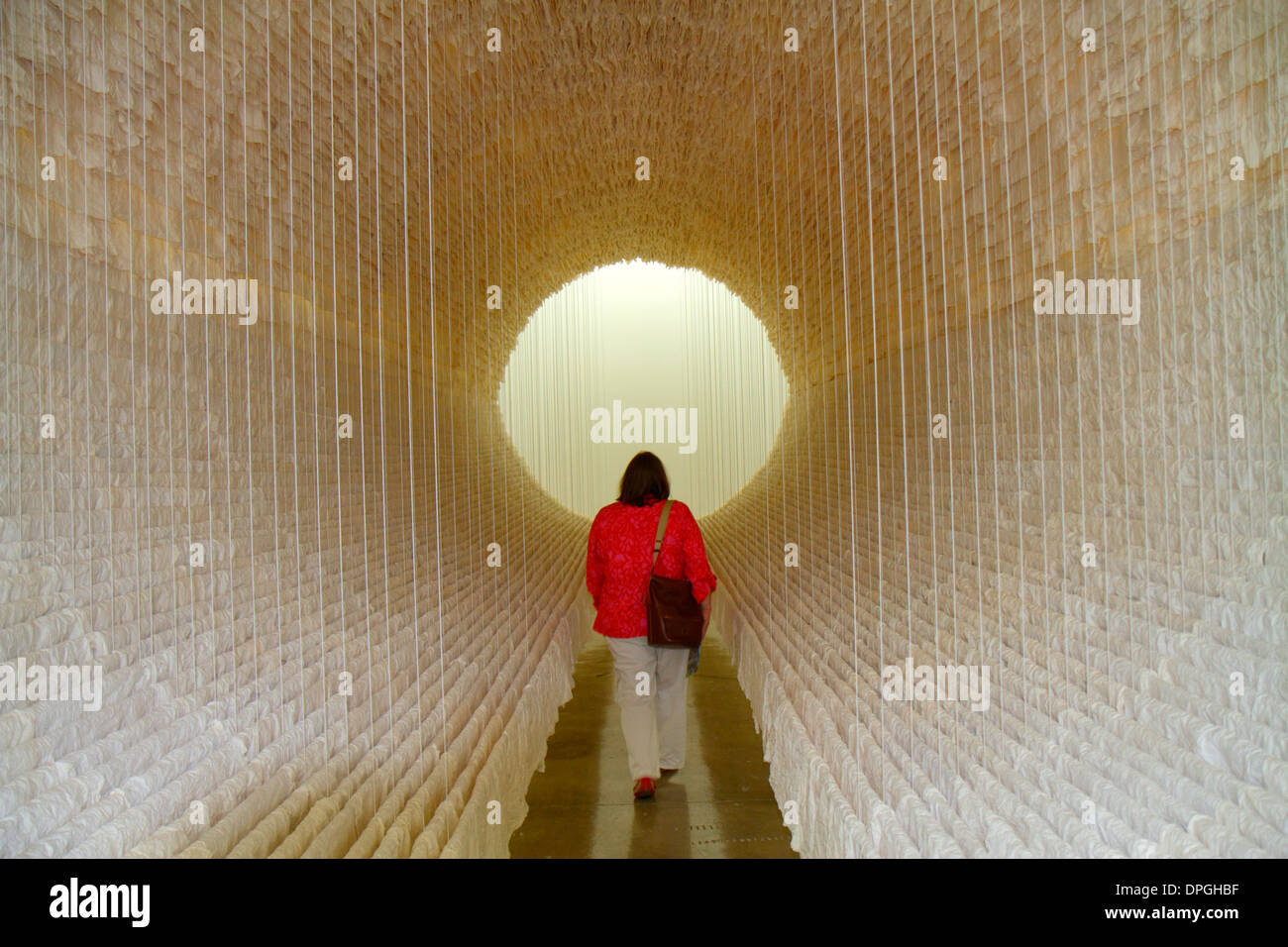 Miami Florida,Wynwood Art District,Art Basel,privé,Rubell Family Collection,ouvert au public,galerie,femme femme femme,papier,tunnel,FL131205019 Banque D'Images