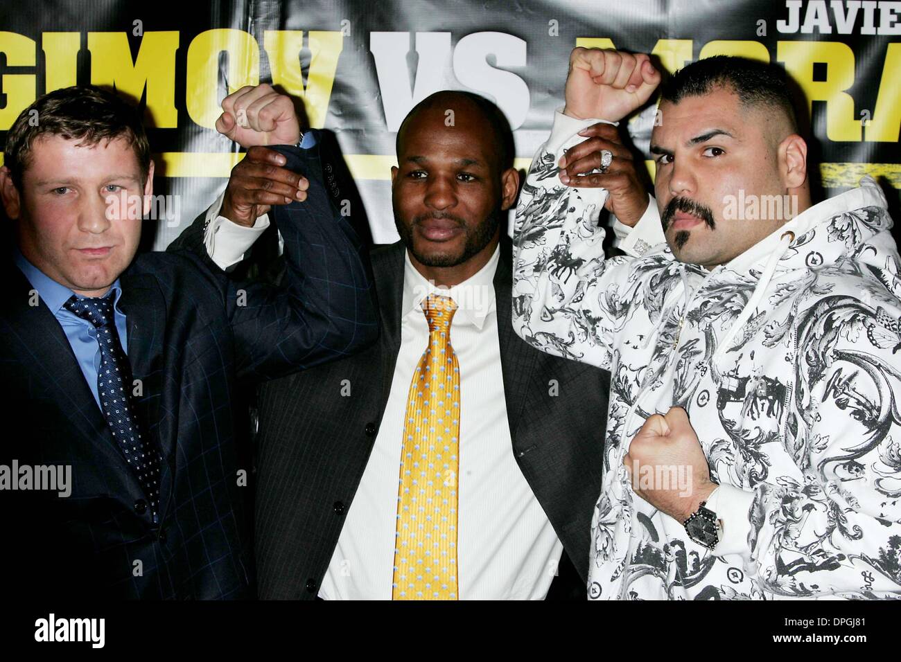 Mar. 6, 2006 - New York, New York, États-Unis - CONFÉRENCE DE PRESSE TENUE AU GALLAGHER'S STEAK HOUSE D'ANNONCER LE MATCH DE BOXE POIDS LOURD ENTRE LE SULTAN IBRAGIMOV ET JAVIER MORA au Madison Square Garden LE 10 MARS.WEST 52ND Street 03-07-2007. 2007..HEAVYWEIGHT BOXERS SULTAN IBRAGIMOV ET JAVIER MORA AVEC BERNARD HOPKINS.K52086RM(Image Crédit : © Rick Mackler/Photos/ZUMAPRE Globe Banque D'Images