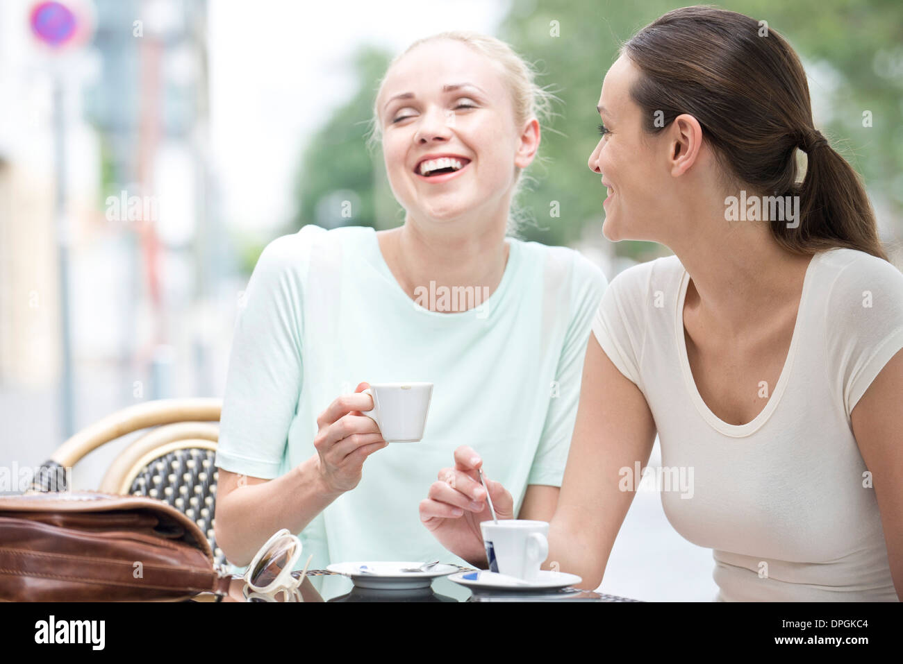 Avoir des amis rire ensemble Banque D'Images