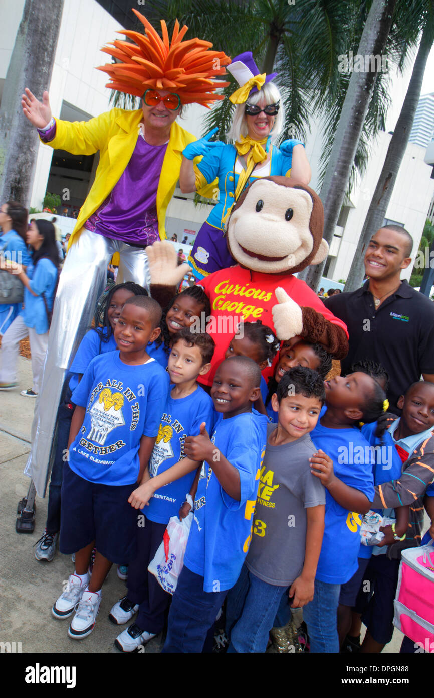 Miami Florida,Book Fair International,Miami Dade College,festival,étudiant étudiants classe voyage sur le terrain, camarades de classe, Black boy garçons, mâle enfant enfants enfant chil Banque D'Images