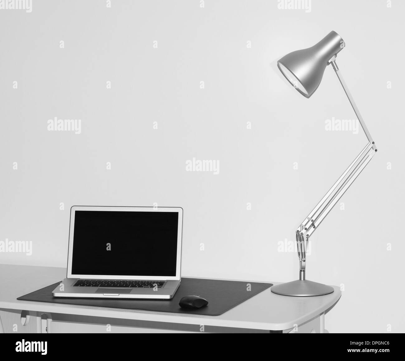 Bureau et ordinateur sur fond blanc Banque D'Images