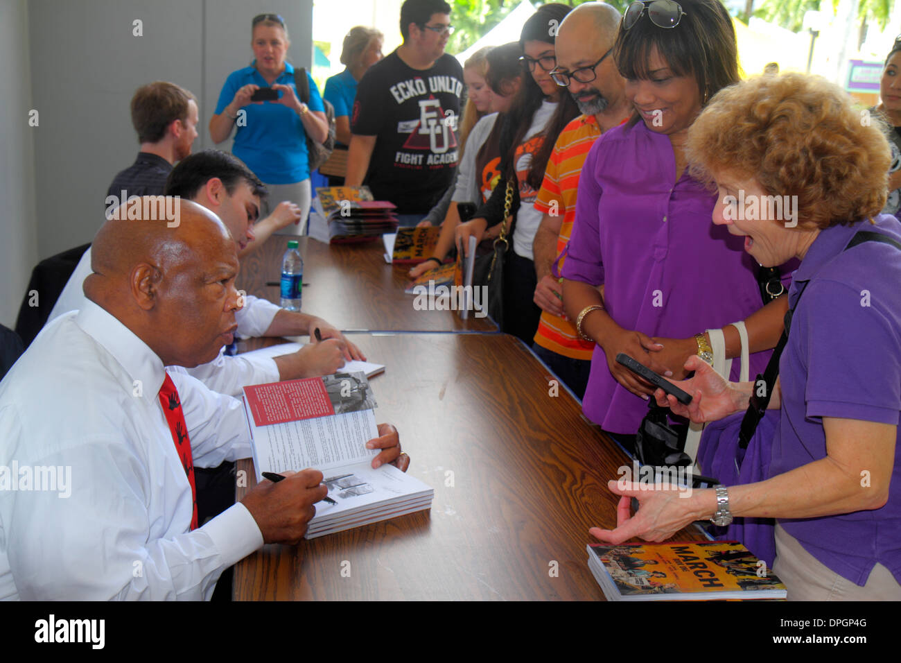 Miami Florida,Book Fair International,Miami Dade College,festival,signature de l'auteur,autographing,Représentant John Lewis,leader des droits civils,politicien Banque D'Images