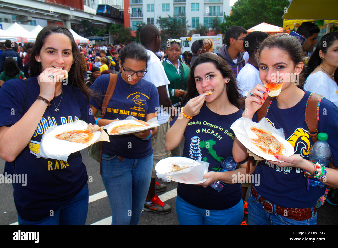 Miami Florida,Book Fair International,Miami Dade College,festival,hispanique adolescent adolescents adolescent fille filles,jeune,femme enfants ven Banque D'Images