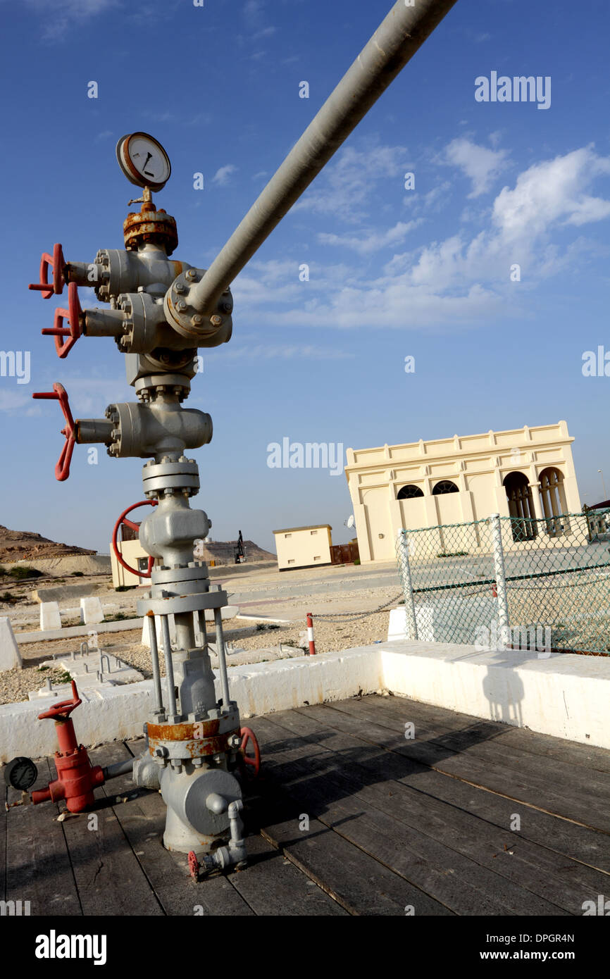 Nombre de puits de pétrole 1 à l'avant-plan avec le Musée de l'huile à l'arrière-plan, Bahreïn Banque D'Images